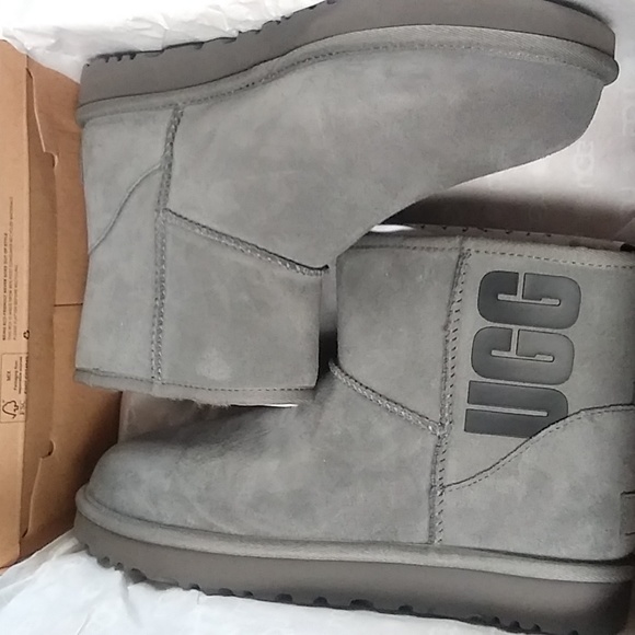 Ugg W Classic Mini UGG Rubber Logo - Picture 9 of 9